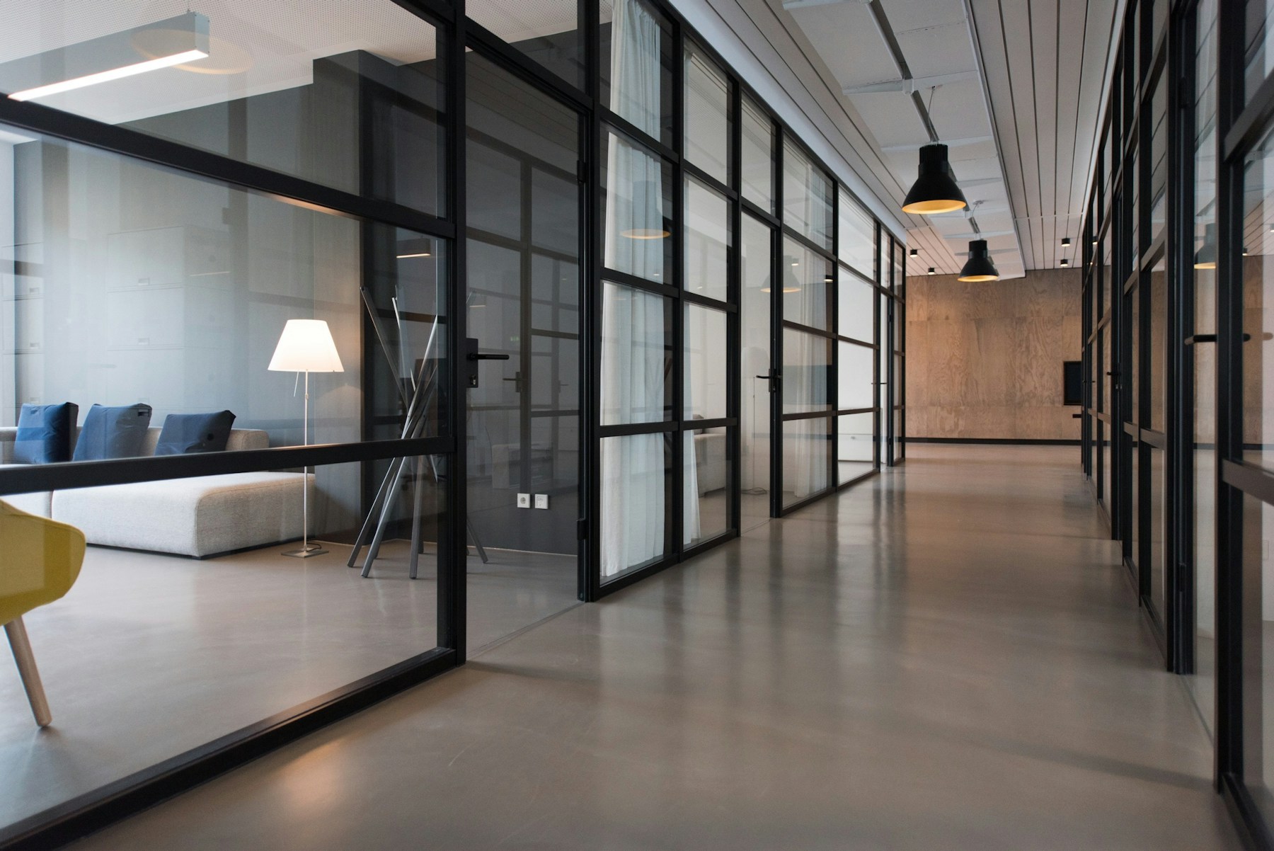 Espace de travail ouvert et lumineux