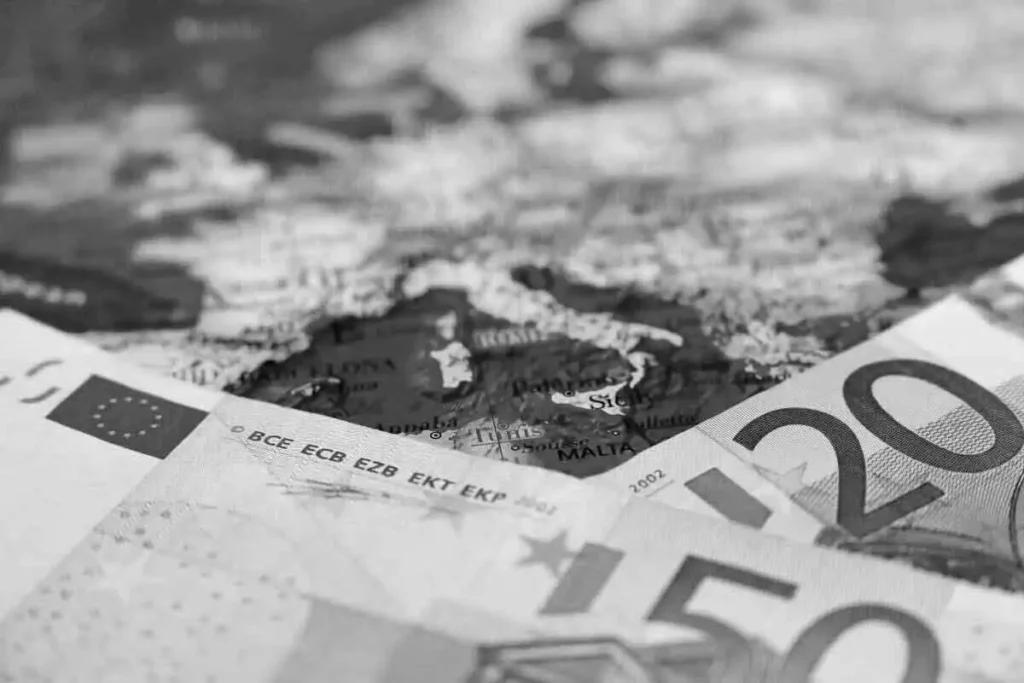 Compte bancaire, assurance-vie ou plateforme d'investissement à l'étranger : découvrez les obligations déclaratives, les sanctions et les démarches pour rester en conformité avec le fisc français.