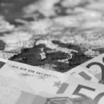 Compte bancaire, assurance-vie ou plateforme d'investissement à l'étranger : découvrez les obligations déclaratives, les sanctions et les démarches pour rester en conformité avec le fisc français.