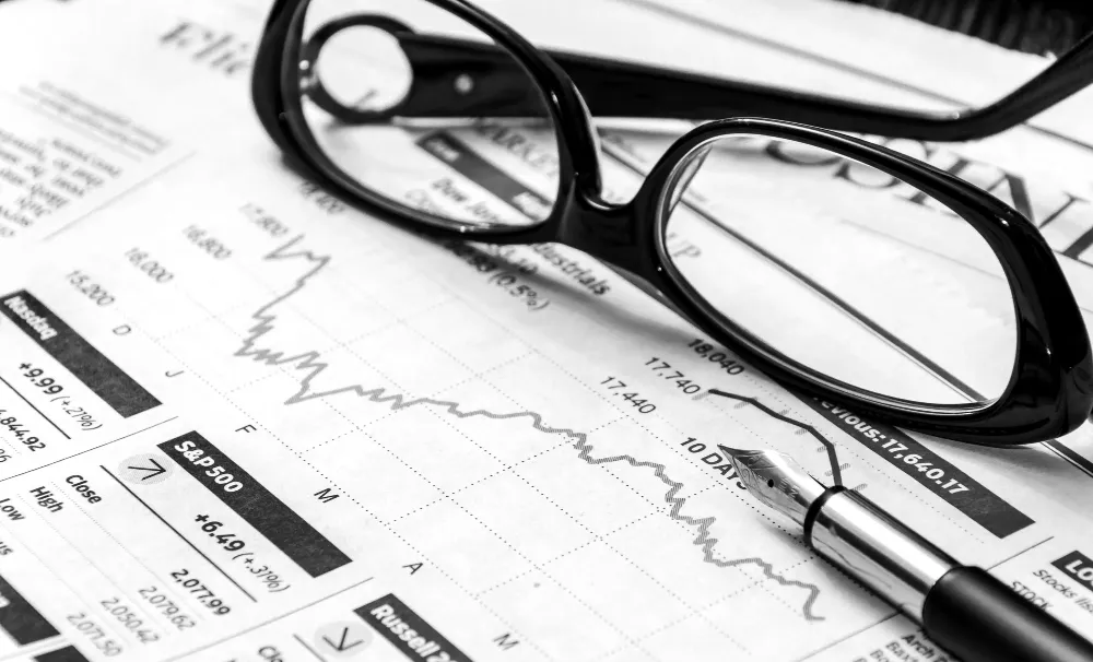 Discover Lombard credit, a financing solution secured by financial assets. Operation, advantages, risks, and use in a wealth management strategy.