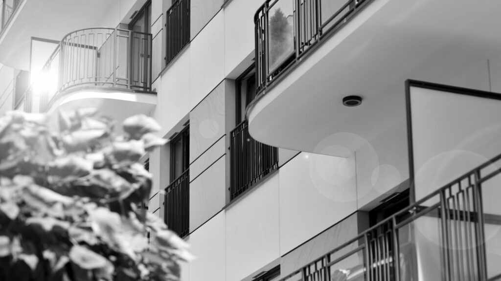 Découvrez ce qu'est la défiscalisation immobilière, son fonctionnement, ses avantages, ses limites et les principaux dispositifs permettant de réduire ses impôts grâce à l'investissement immobilier.