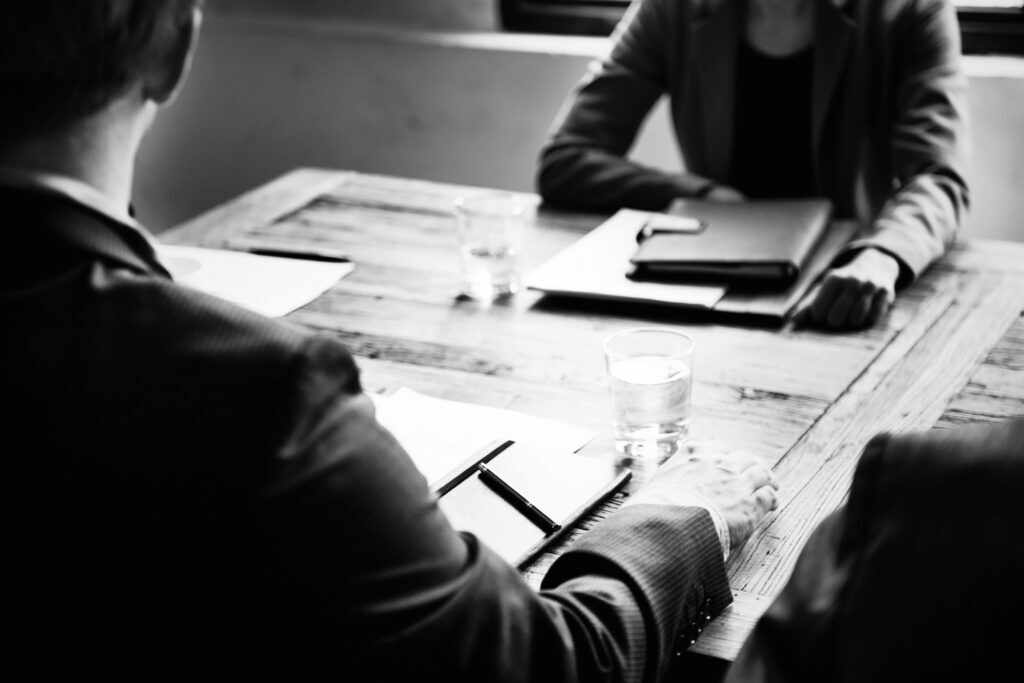 Le FCPR (Fonds Commun de Placement à Risques) permet d'investir dans des entreprises non cotées à fort potentiel. Découvrez son fonctionnement, sa fiscalité, ses avantages, ses risques et les profils d'investisseurs concernés.