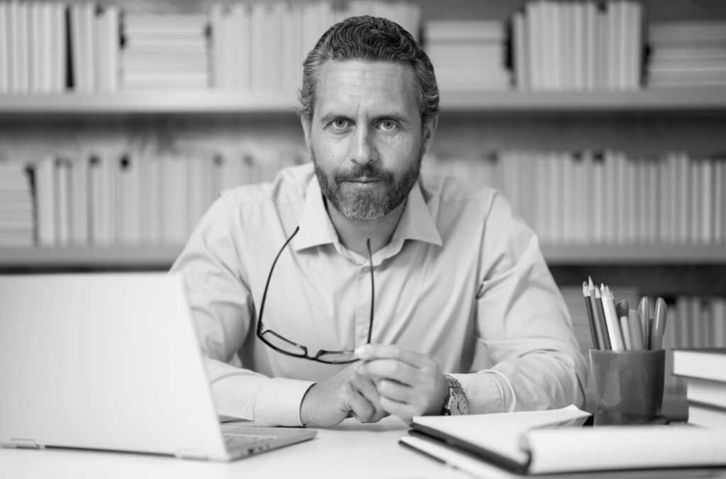Découvrez ce qu’est un IOBSP, son rôle dans le financement et la gestion de patrimoine ainsi que ses obligations réglementaires.