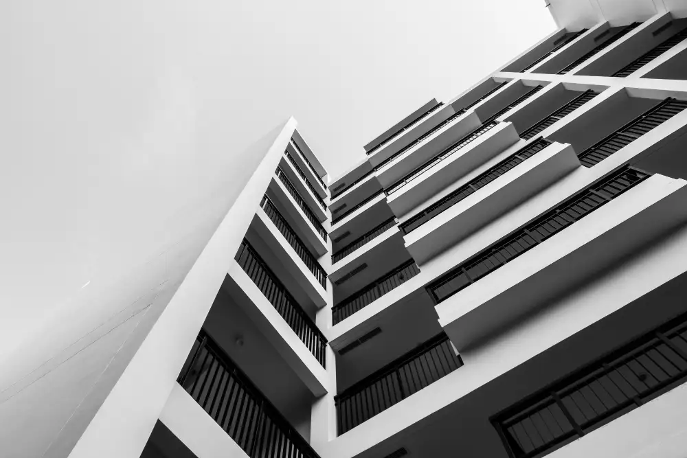 Découvrez le fonctionnement de la Loi Pinel, ses avantages fiscaux, les conditions d'éligibilité, les plafonds et les risques liés à l'investissement locatif Pinel.