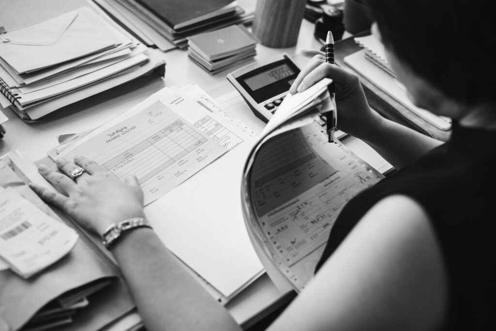 Découvrez le fonctionnement du prélèvement forfaitaire unique (PFU), aussi appelé flat tax, et son impact sur les revenus du capital et la gestion de patrimoine.