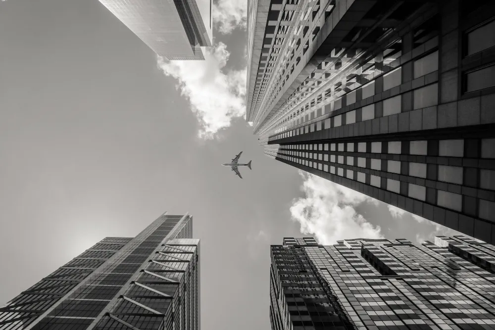 Découvrez la définition du private equity, son fonctionnement, ses avantages, ses risques et les différentes stratégies d'investissement dans le capital-investissement.
