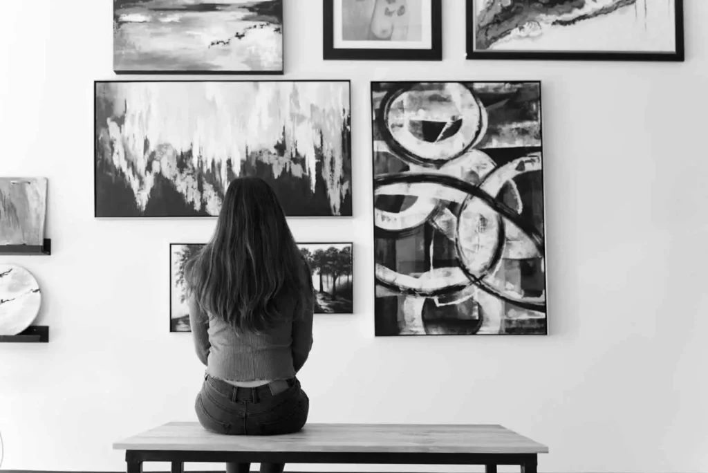 Investir dans l’art allie passion et diversification patrimoniale. Découvrez les avantages, les risques, la fiscalité et les stratégies pour intégrer l’art dans votre patrimoine.