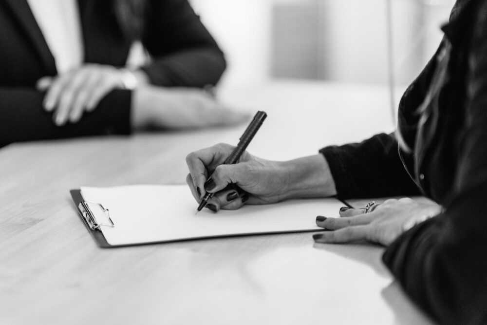 Optimisation fiscale, sécurisation des déclarations, stratégies sur mesure : découvrez pourquoi faire appel à un expert en gestion de patrimoine pour votre déclaration d’impôts.
