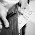 Faut-il conserver du cash dans son patrimoine ? Découvrez le rôle du cash, son niveau idéal et comment l’intégrer intelligemment dans votre stratégie patrimoniale.