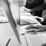 L’intelligence artificielle s’impose dans la gestion financière. Peut-elle remplacer un conseiller en gestion de patrimoine ? Analyse, limites et alternatives.