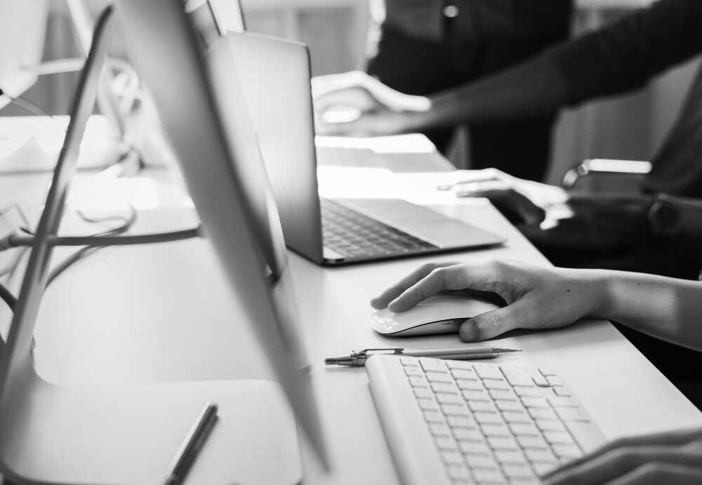 L’intelligence artificielle s’impose dans la gestion financière. Peut-elle remplacer un conseiller en gestion de patrimoine ? Analyse, limites et alternatives.