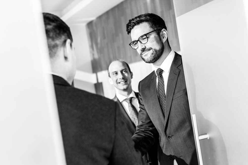 Découvrez comment devenir conseiller en gestion de patrimoine : formations, diplômes, master, certifications, agréments ORIAS, compétences, salaire et obligations réglementaires du métier de CGP.