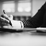 Découvrez comment éviter la double imposition sur les dividendes grâce aux conventions fiscales, au crédit d'impôt et aux bonnes stratégies d'investissement.