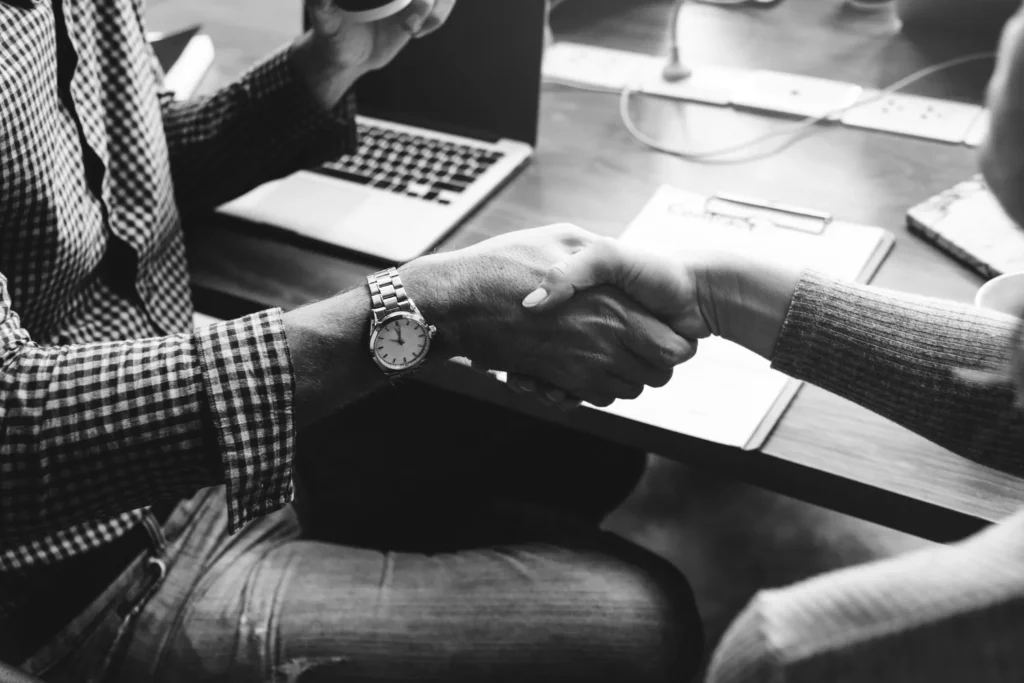 Honoraires facturés au client, commissions versées par les fournisseurs de produits ou combinaison des deux : la rémunération d’un conseiller en gestion de patrimoine peut prendre plusieurs formes. Voici comment les comprendre, les comparer et vérifier qu’elles ne nuisent pas à la qualité du conseil.