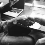 Honoraires facturés au client, commissions versées par les fournisseurs de produits ou combinaison des deux : la rémunération d’un conseiller en gestion de patrimoine peut prendre plusieurs formes. Voici comment les comprendre, les comparer et vérifier qu’elles ne nuisent pas à la qualité du conseil.