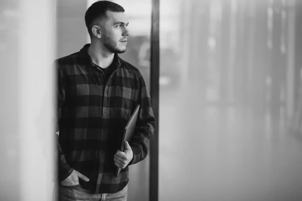 Les escroqueries financières peuvent s’appuyer sur une société fictive, mais aussi sur l’identité d’un véritable professionnel. Le nom du cabinet existe, son immatriculation est réelle, et les fraudeurs utilisent ces informations pour détourner votre confiance.